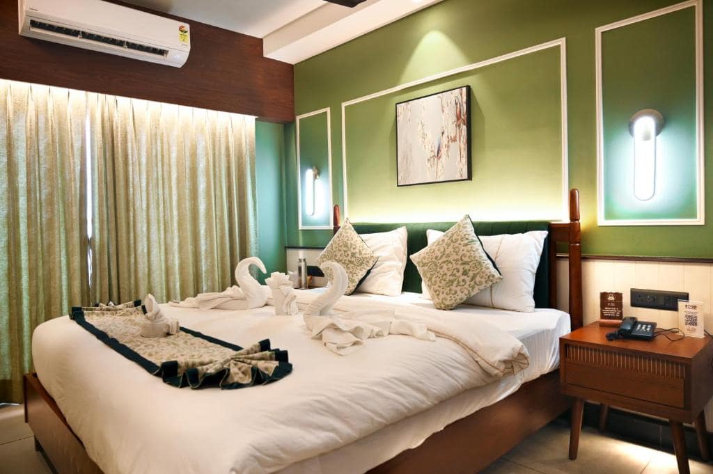 Deluxe Double bed with balcony Sea View-min
